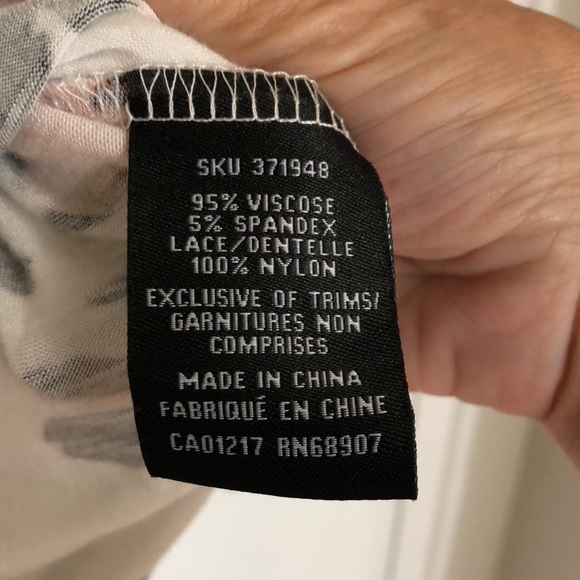 Le Chateau Womens top. Sz XS, nice lace detail at top, Pretty fall floral print - Picture 4 of 5